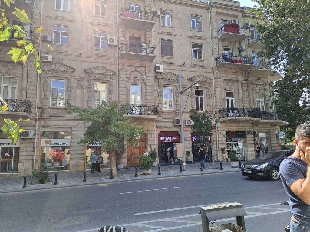 1869588