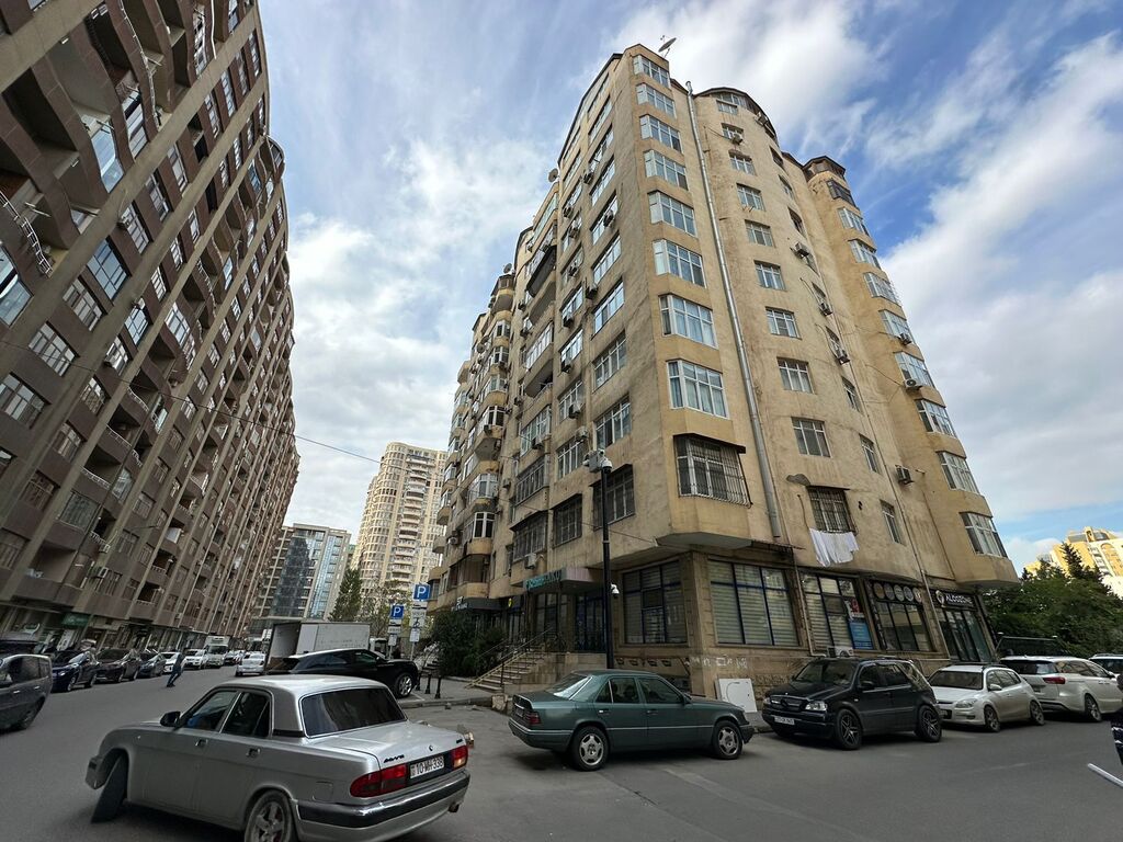1872436