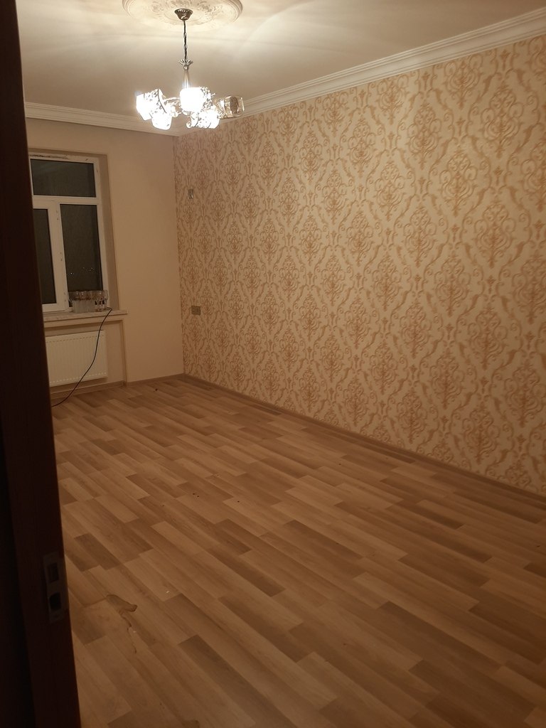 1872922
