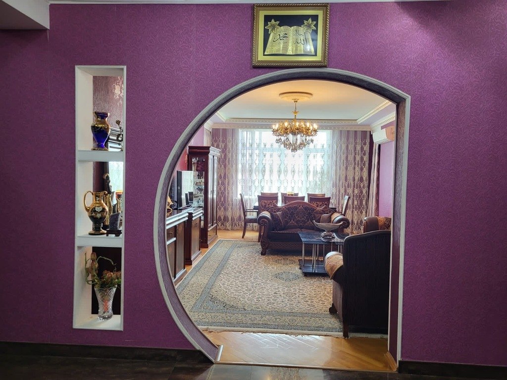 1872979