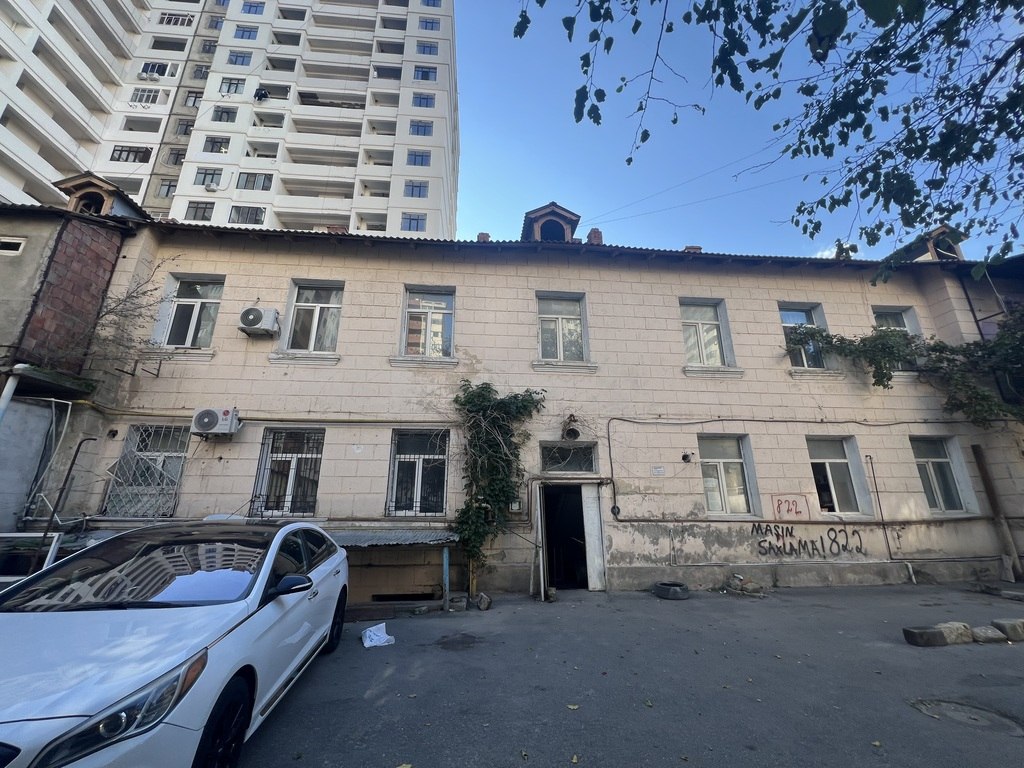 1875153