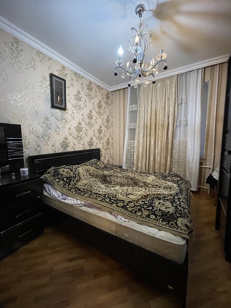 1875930