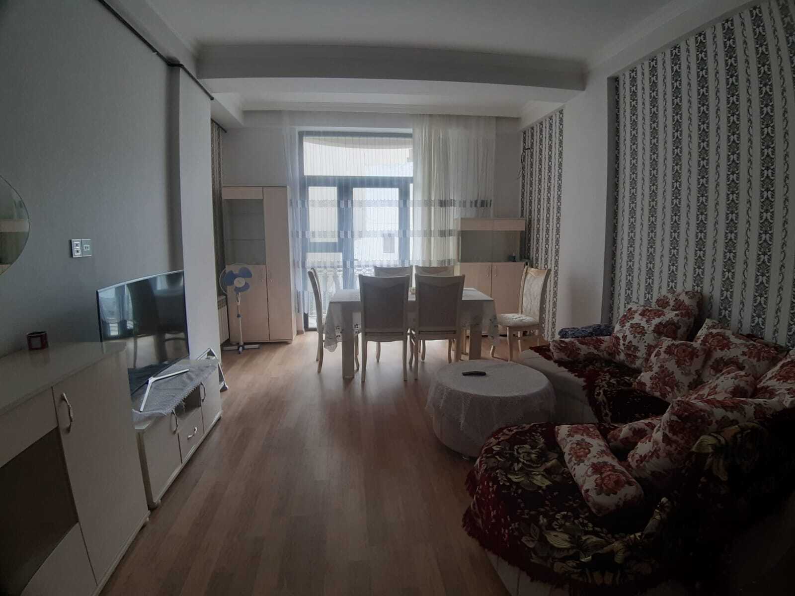 2081562